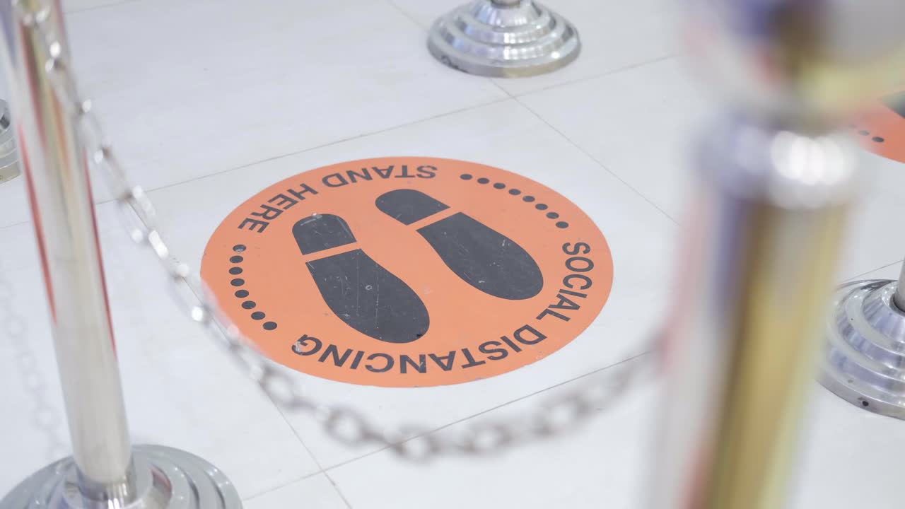 사회적 거리를 지키는 바닥 표시