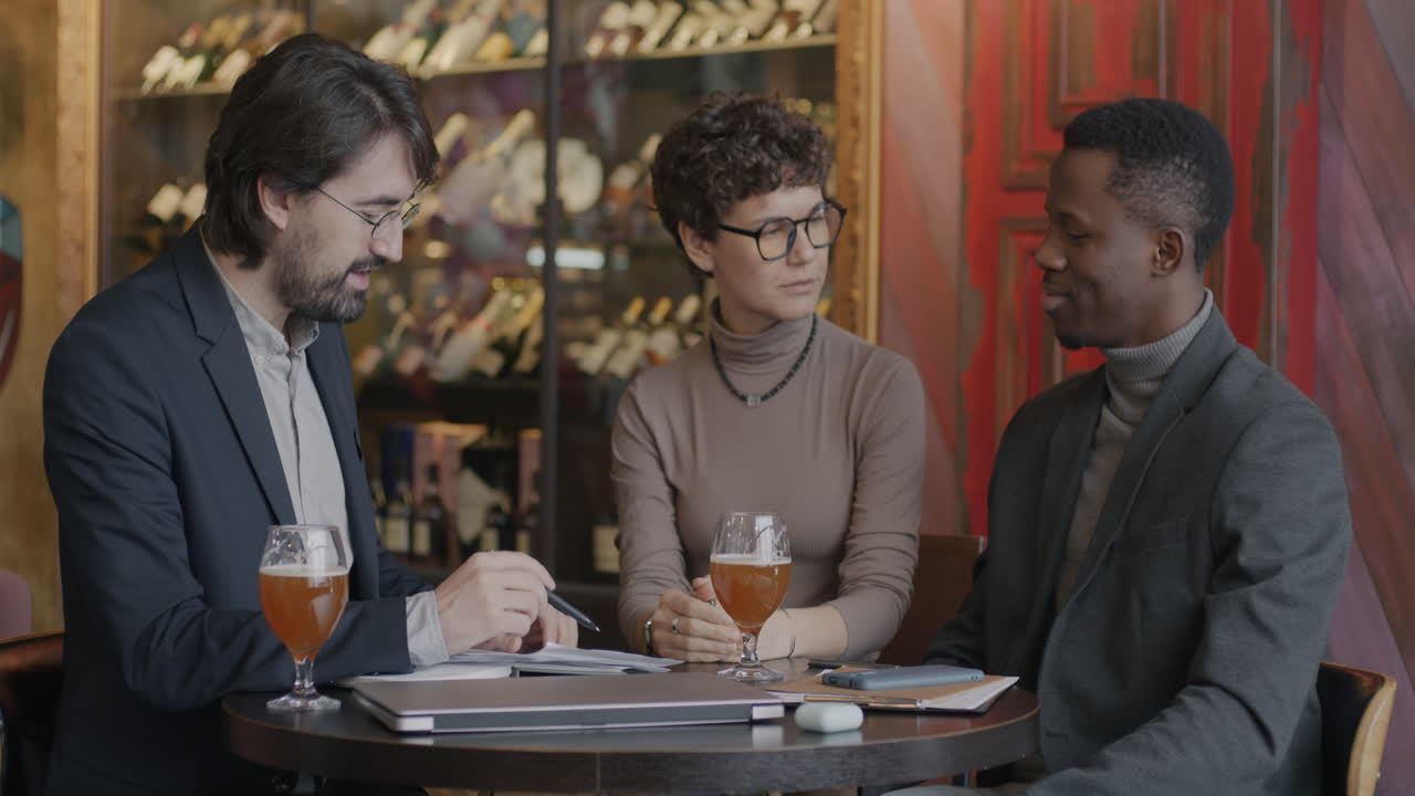 카페 에서 사업 회의