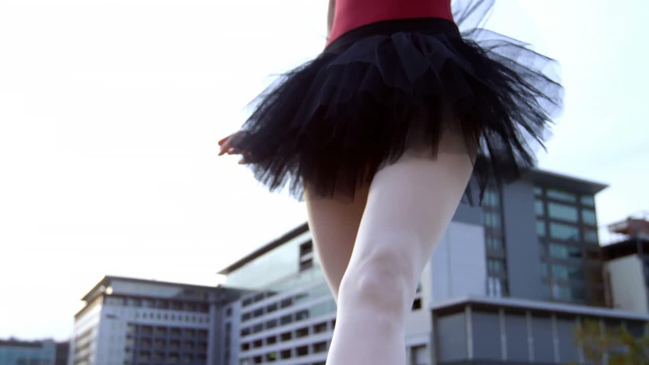 bailarina de ballet practicando en el pavimento 4k