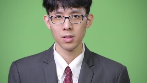 joven empresario asiático conmocionado