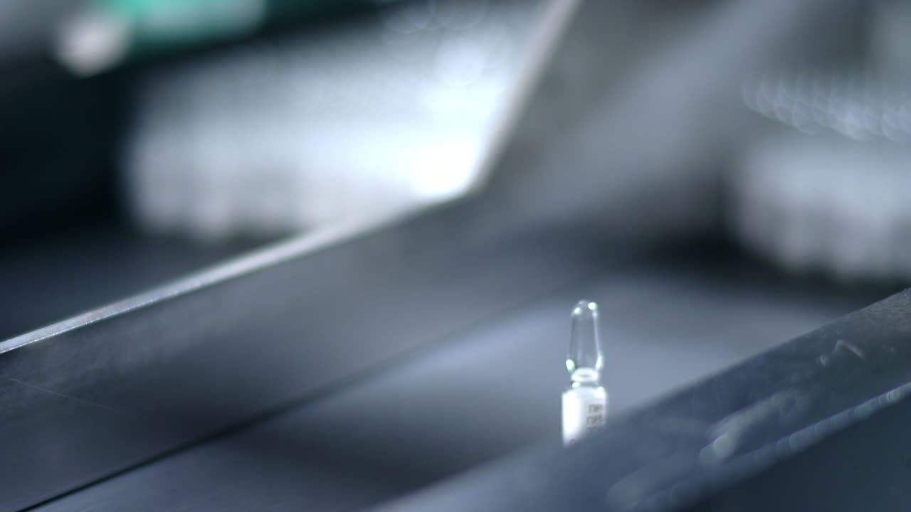 의료 병 제조 라인. 생산 라인에 있는 의료  ⁇ 플