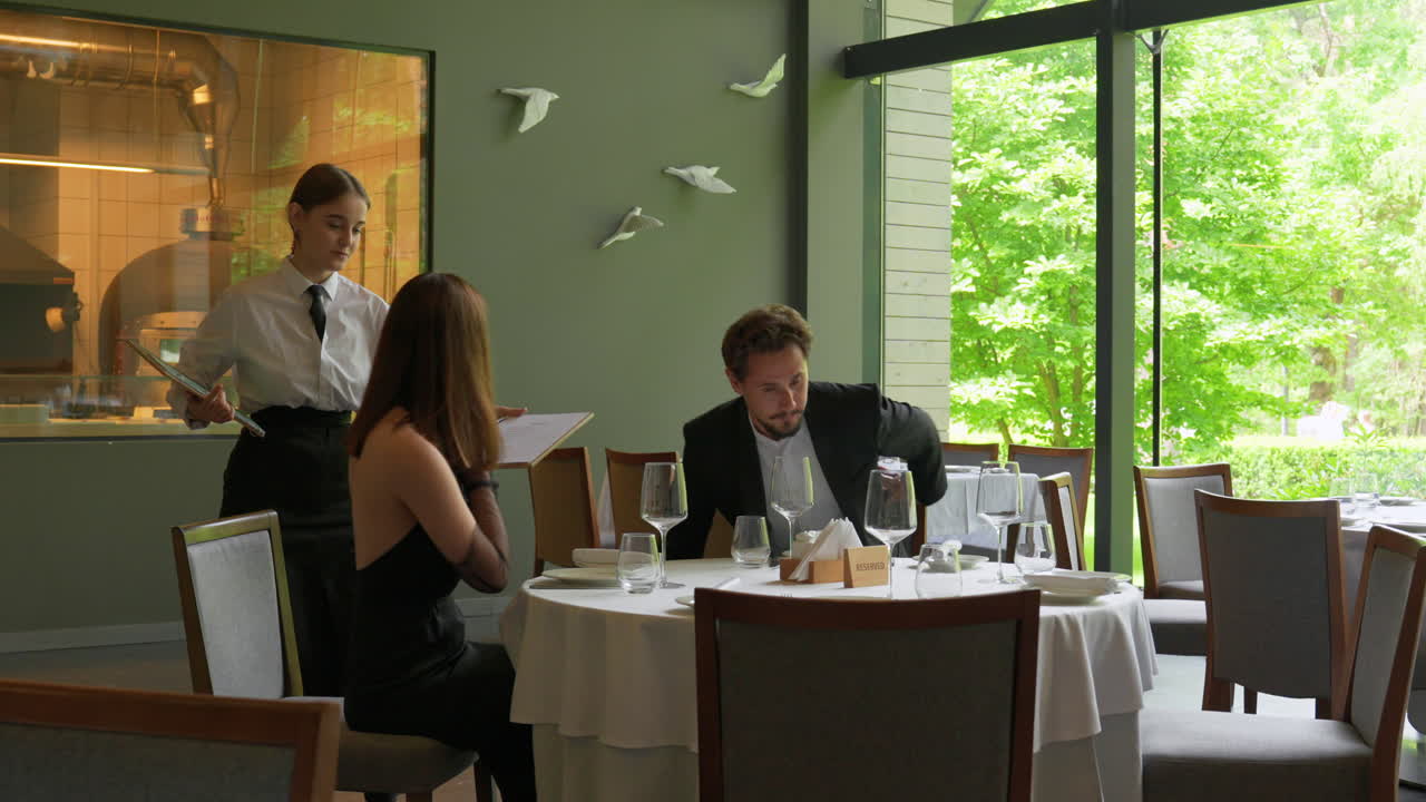 로맨틱한 데이트를 하는 젊은 커플