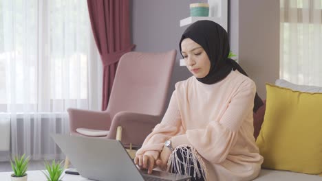 Muslimisches-Teenager-Mädchen,-Das-Zu-Hause-Am-Laptop-Arbeitet.