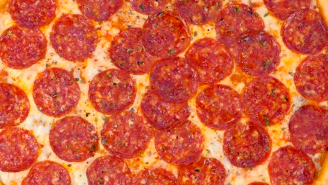 pizza de salami con verduras de cerca desde arriba.