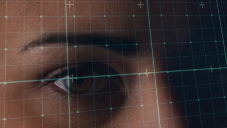 animación de procesamiento de datos sobre la cara de una mujer biracial con los ojos abiertos