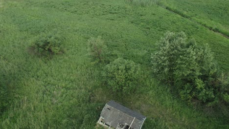 Drohnenflug-über-Ein-Verlassenes-Bauwerk-Oder-Einen-Schuppen-Mit-Diagonalem-Überflug