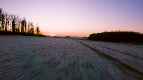 Fpv-Niedriger-Flug-über-Felder-Im-Sonnenuntergang