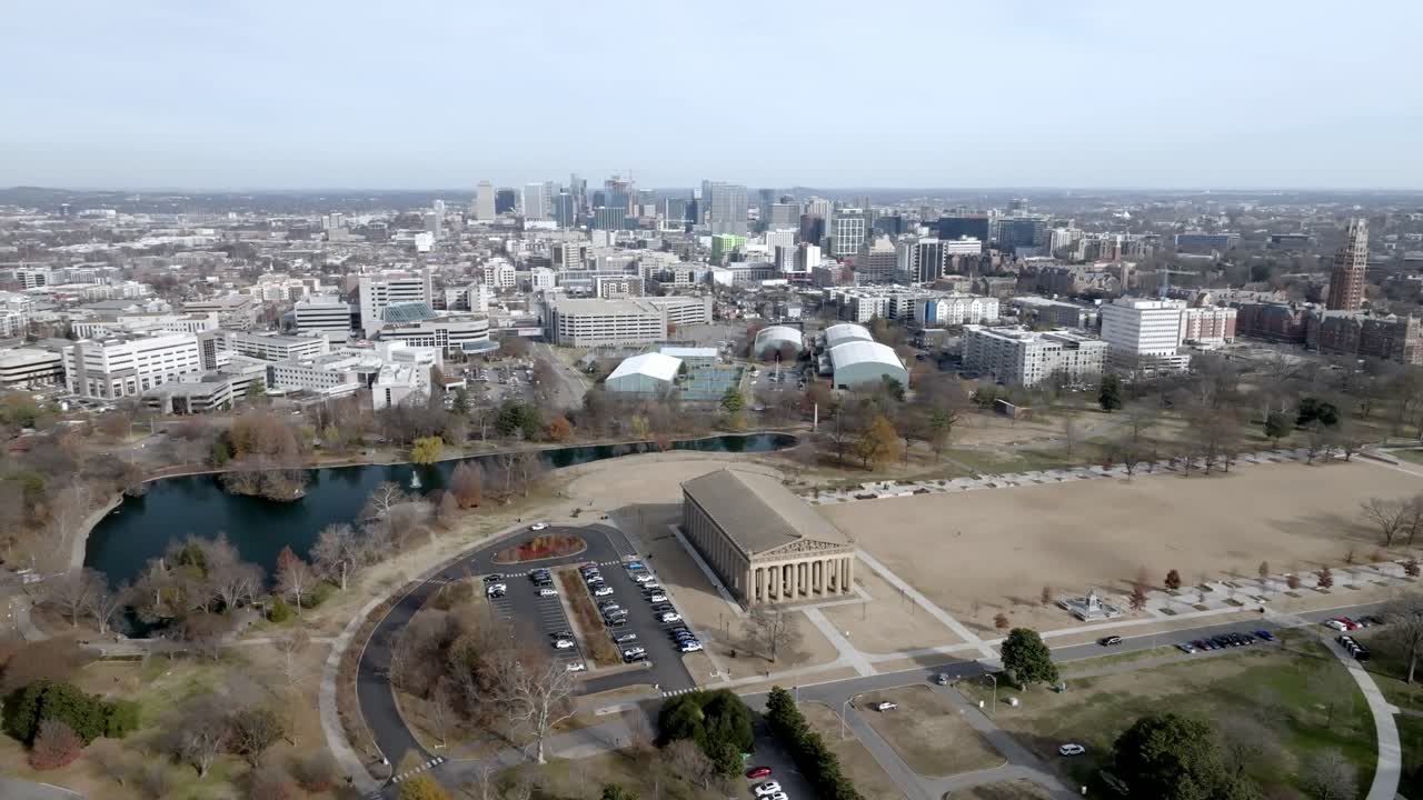 테네시 주 내쉬빌에 있는 파르테논 빌딩, 드론 영상으로 높은 곳에서 원으로 움직입니다.