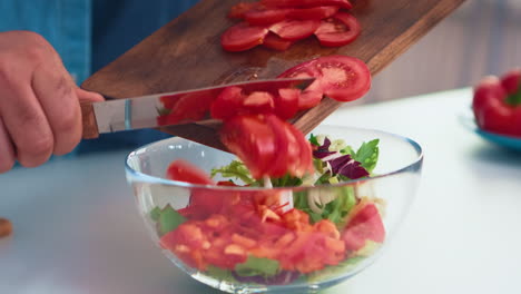 Marido-Mezclando-Verduras-Para-Ensalada