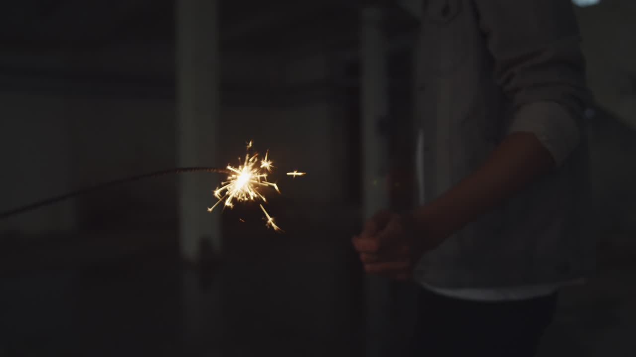 joven de moda en un almacén abandonado