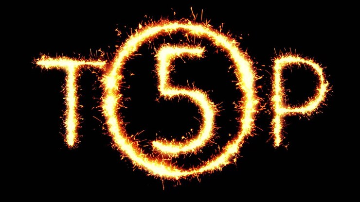 Testo "Top 5" scritto con scintille, con particelle glitterate e fuochi d'artificio su sfondo nero in loop 4K.