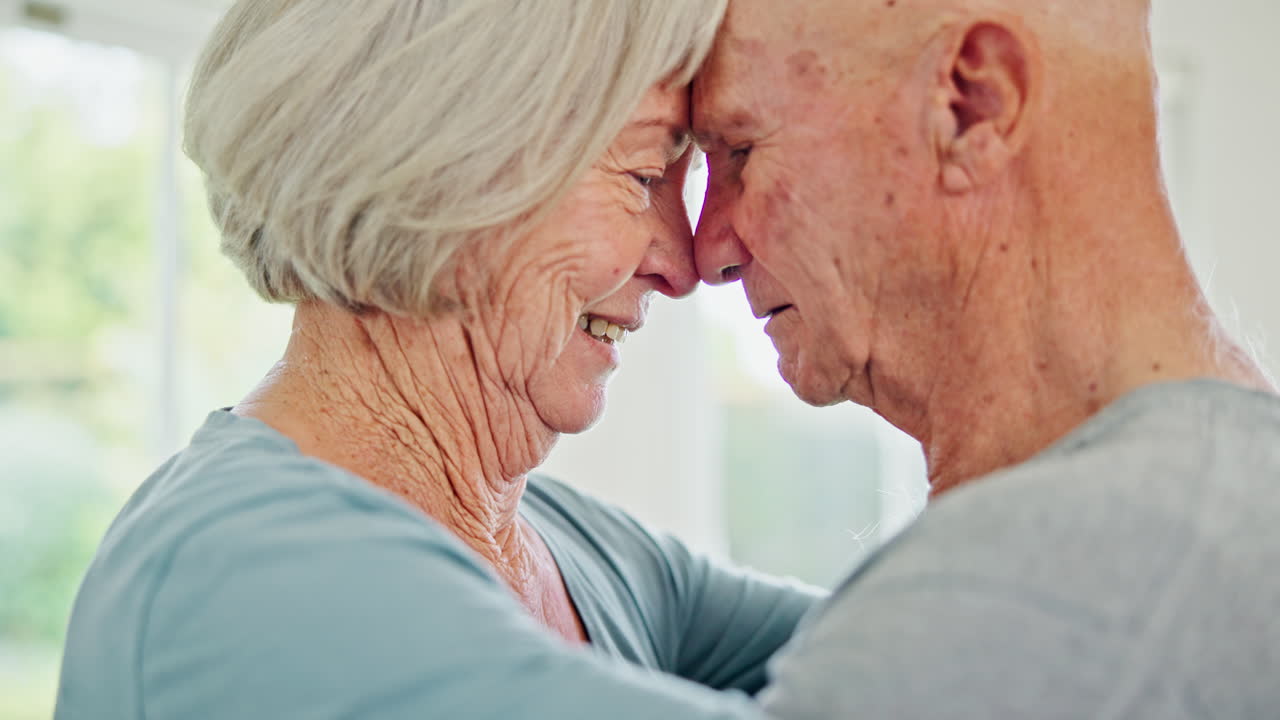 사랑, 얼굴과 시니어 커플은 집에서 포옹합니다.