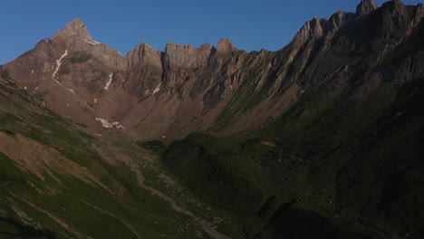 Impresionantes-Acantilados-Rocosos-En-El-Corazón-De-Los-Alpes