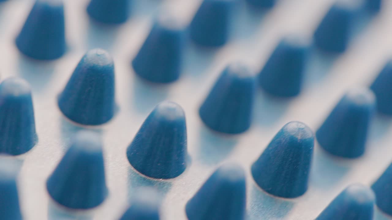 마사지 또는 균형 디스크에 천천히 회전하는 파란색 고무 스파이크를 루프