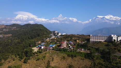 casas de la ciudad en la montaña con la cordillera de annapurna en el fondo en nepal