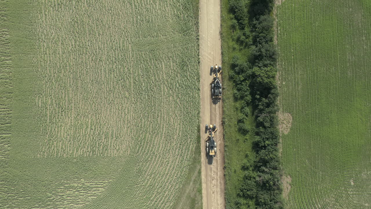 캐나다 서스캐처원 시골길에서 일하는 두 개의 도로 평준화 트랙터 그레이더