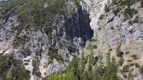 Grieta-De-Rocas,-Una-Brecha-Dentro-De-La-Montaña-Donde-Cae-Agua