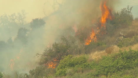 El-Incendio-De-Thomas-Arde-Fuera-De-Control-En-Las-Colinas-Del-Condado-De-Ventura-Y-Santa-Bárbara,-California.