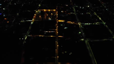 calles de la ciudad y sus luces brillantes vistas desde arriba, salento, colombia