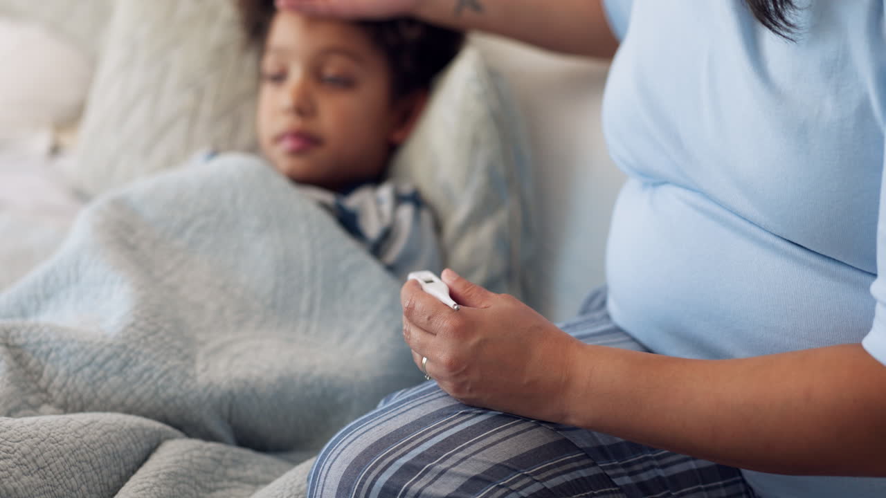 Termometro, bambino malato e madre in camera da letto