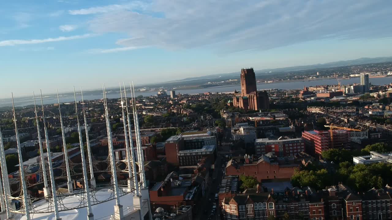 impresionantes imágenes de drones de la catedral de liverpool construida en el monte de st james en liverpool y es la sede del obispo de liverpool, la quinta catedral más grande del mundo