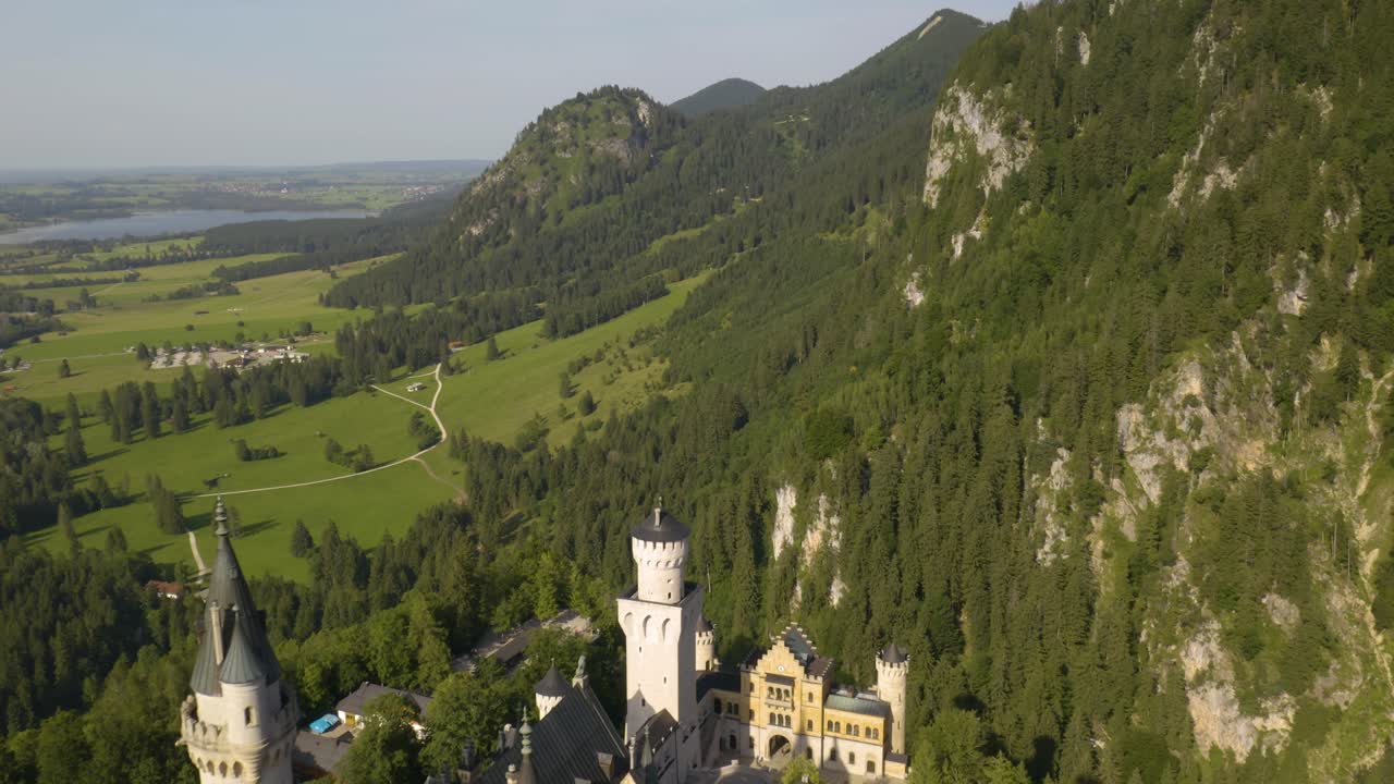 Ripresa aerea in allontanamento rivela il fiabesco Castello di Neuschwanstein nella regione bavarese della Germania