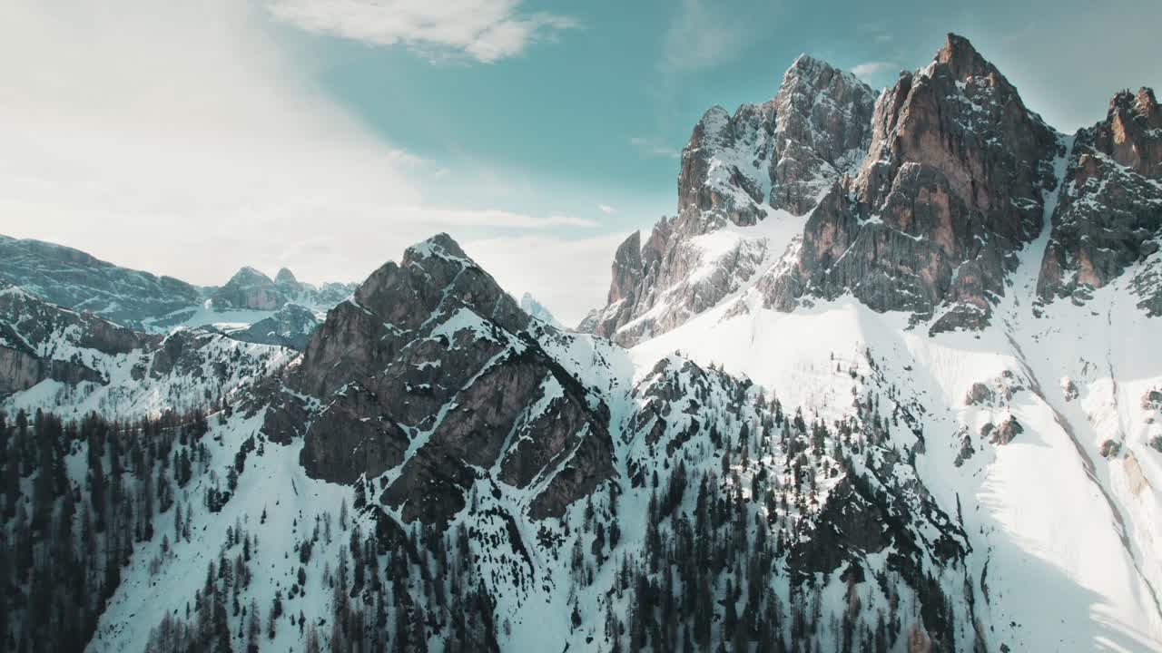 maestose montagne durante il sole del mattino