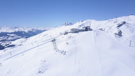 Schneebedeckte-Berge-An-Sonnigen-Wintertagen-Mit-Klarem-Himmel.-Gleitschirmfliegen-über-Dem-Wintersportort-In-Den-Alpen.-Laax,-Schweiz