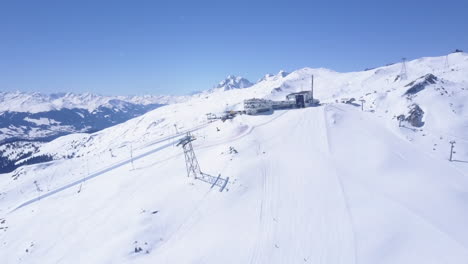 Montañas-Cubiertas-De-Nieve-En-Un-Día-Soleado-De-Invierno-Con-Cielo-Despejado.-Parapente-Sobre-El-Complejo-De-Deportes-De-Invierno-En-Los-Alpes.-Laax,-Suiza