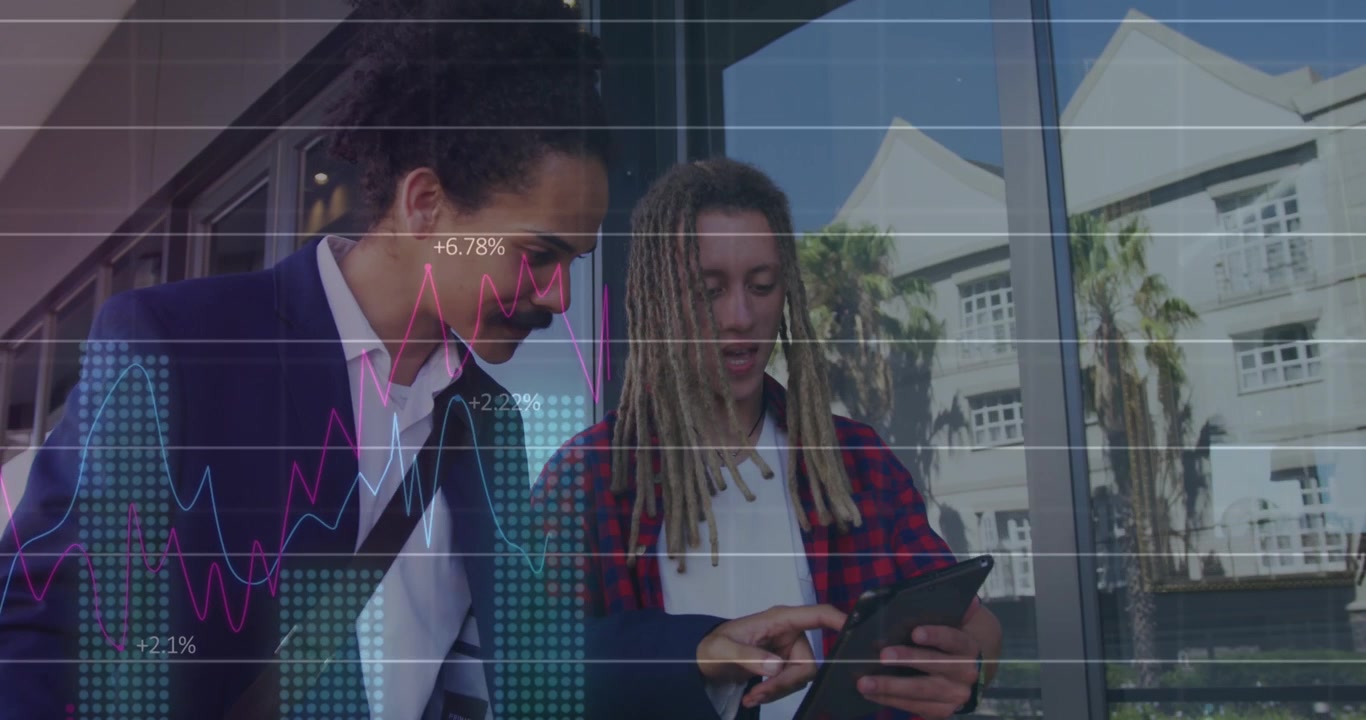 Dois jovens analisando dados financeiros em um tablet ao ar livre