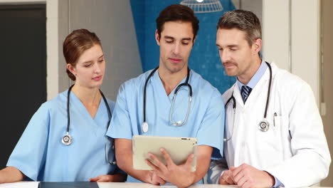 equipo médico trabajando juntos