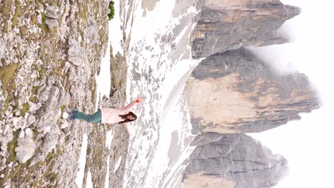 Frau-Hebt-Glücklich-Die-Arme,-Im-Hintergrund-Die-Drei-Nebligen-Lavaredo-Gipfel