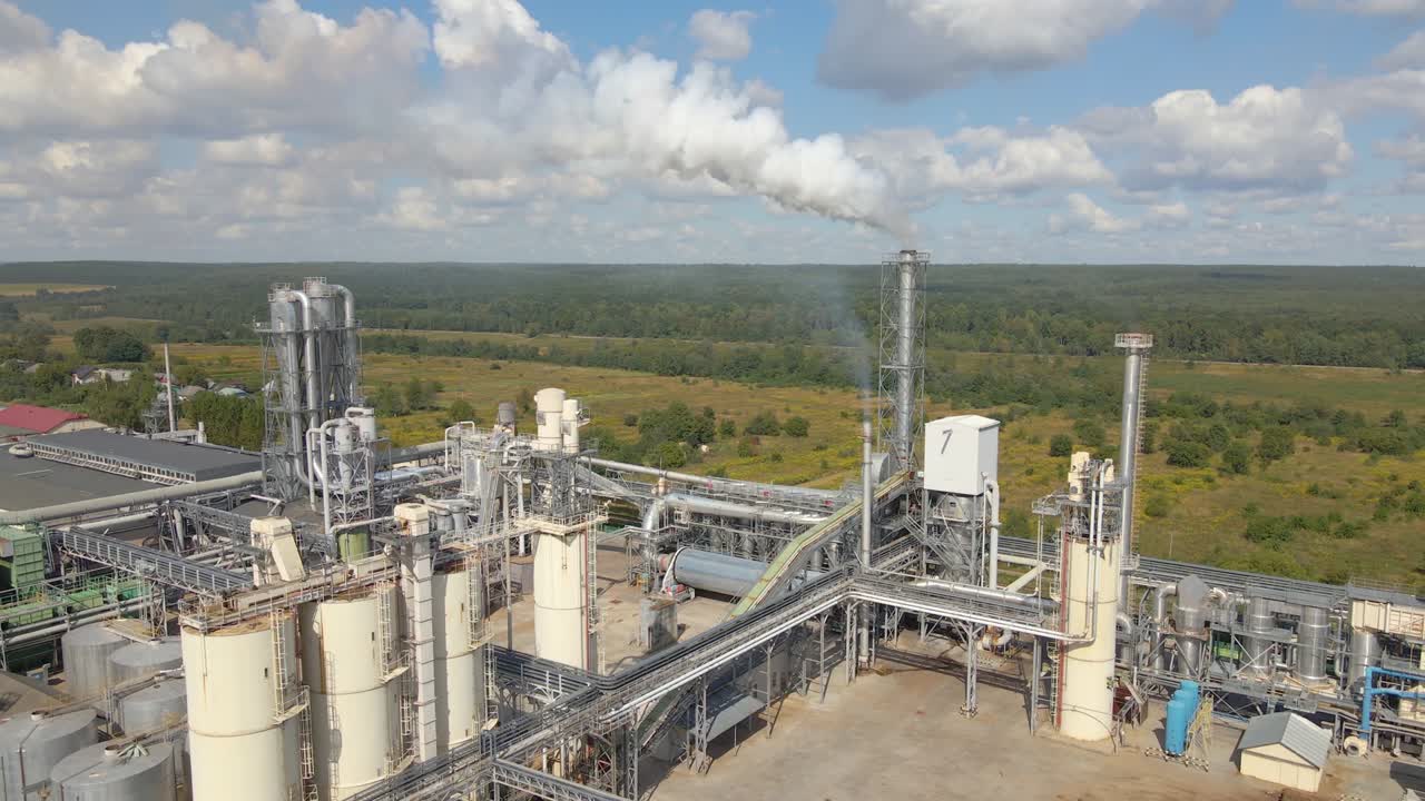 воздушный вид нефтегазорафинирующего нефтехимического завода с высокой структурой производства нефтеперерабатывающего завода. глобальная концепция производства и производства