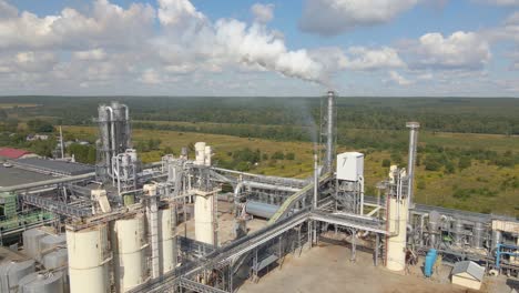 vista aérea de la fábrica petroquímica de refinación de petróleo y gas con alta estructura de fabricación de la planta de refinería. concepto de producción y fabricación global