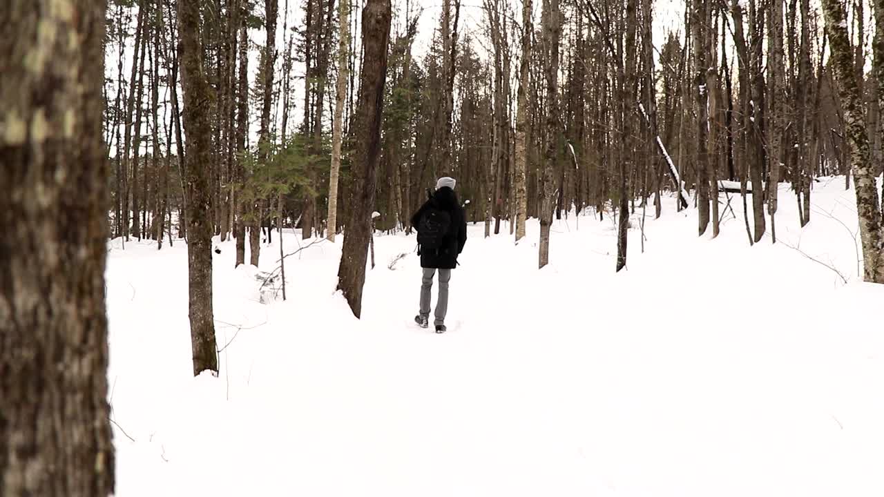un hombre camina en la nieve en un parque nacional canadiense