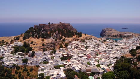 Antena-De-Edificios-Medievales-De-La-Ciudad-Encalada-De-Lindos-En-La-Isla-Griega-De-Rodas,-Grecia