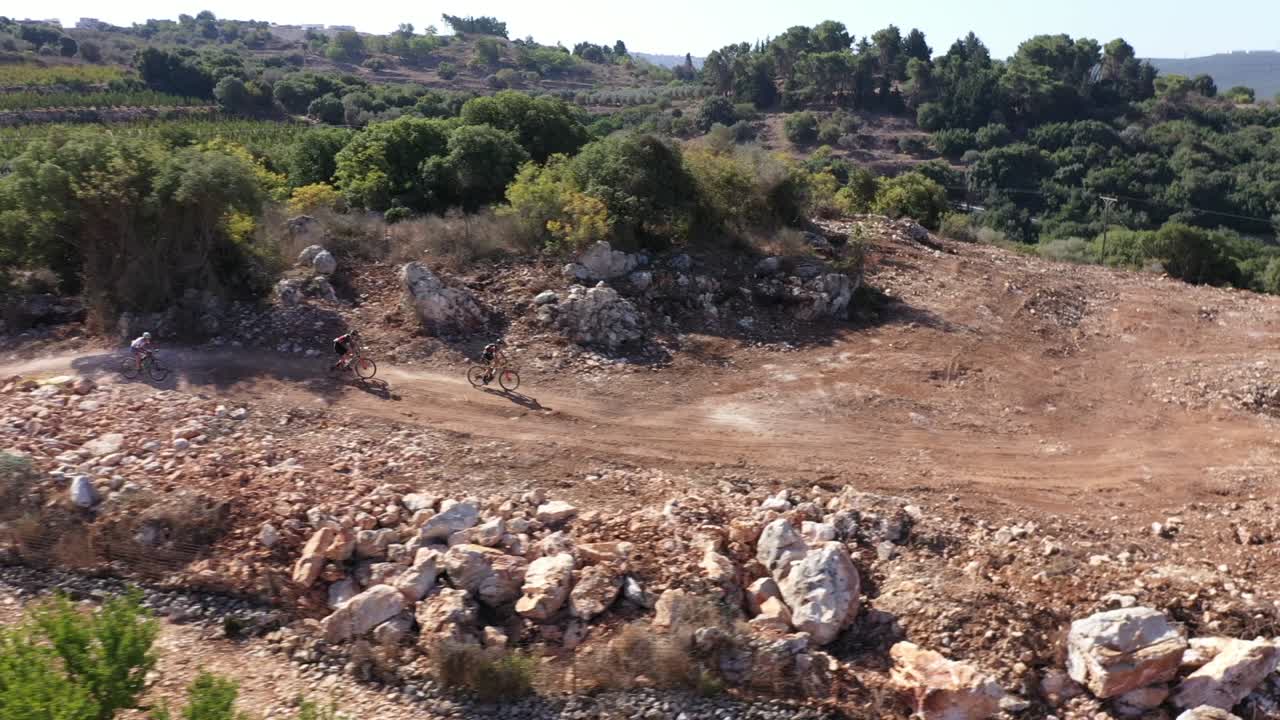 la gente monta sus bicicletas en la naturaleza