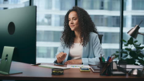 Mujer-De-Negocios-Tiene-Videoconferencia-Sentada-En-El-Escritorio-De-La-Oficina-De-La-Empresa-De-Cerca.