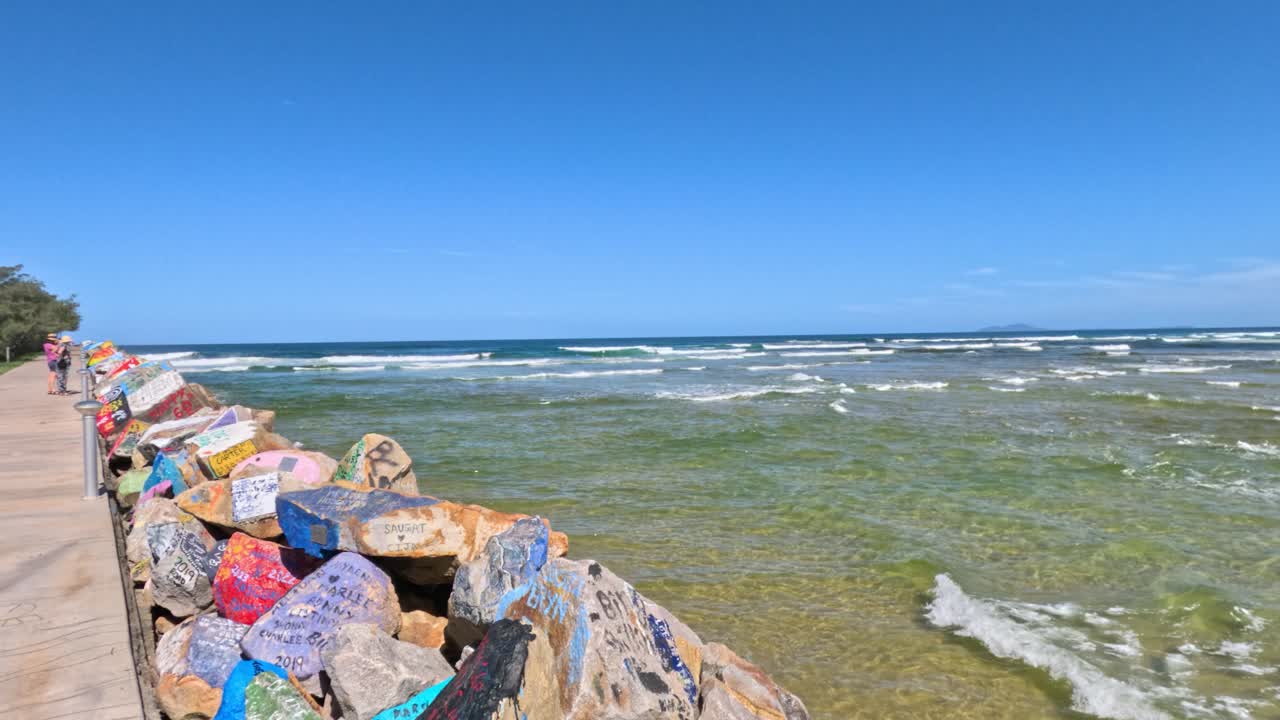 다채로운 해변 길을 따라 산책하는 진행