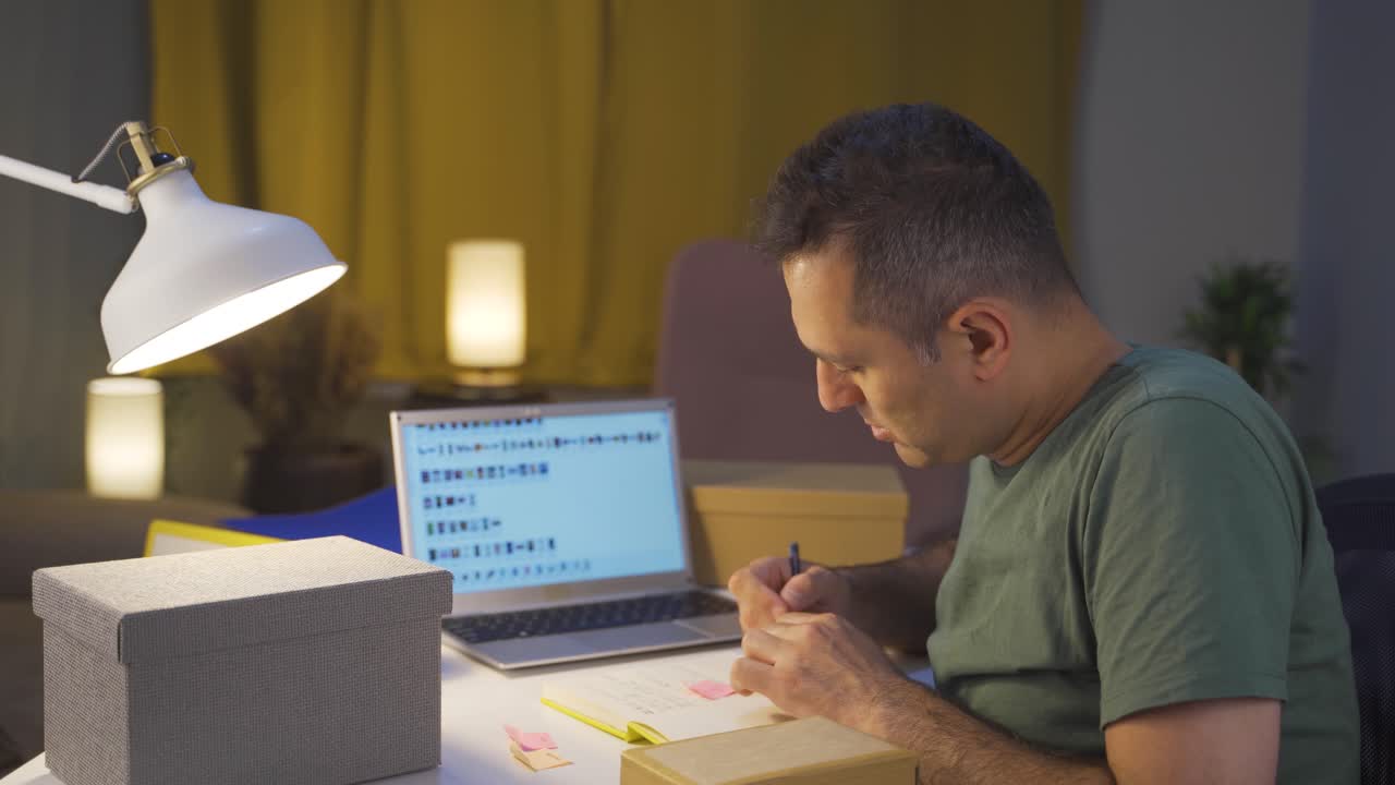 empresario que vende y envasa productos en línea.