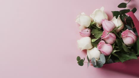 Vídeo-De-Un-Ramo-De-Rosas-Blancas-Y-Rosadas-Y-Espacio-Para-Copiar-Sobre-Fondo-Rosa