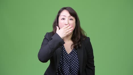 성숙하고 아름다운 아시아 사업가 여성이 충격을 받고 있습니다.