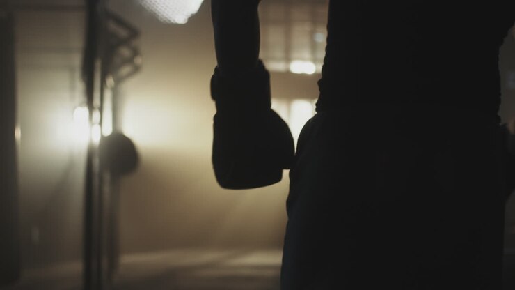 Uomo con guantoni da boxe in palestra