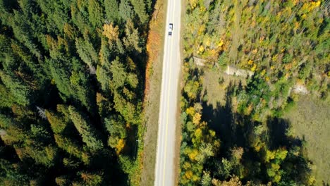 Luftaufnahme-Eines-Fahrzeugs,-Das-Sich-Auf-Der-Straße-Auf-Dem-Land-Bewegt,-4k