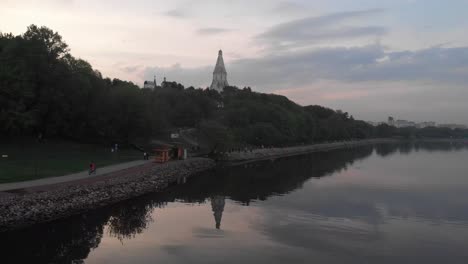 Río-Moska-De-Moscú-E-Iglesia-De-Kazán-4k-Desde-Un-Dron-Por-La-Tarde