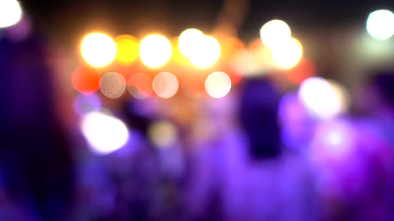 Menneskemængde fester til koncert. Folk til koncert. Sløret video