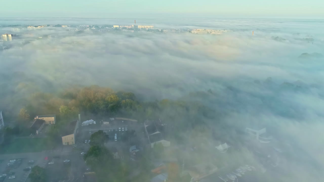 안개로 인 위쪽 도시, 공중 드론 사진