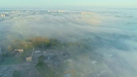 Ciudad-Vista-Arriba-Cubierta-De-Niebla,-Vista-Aérea-De-Drones