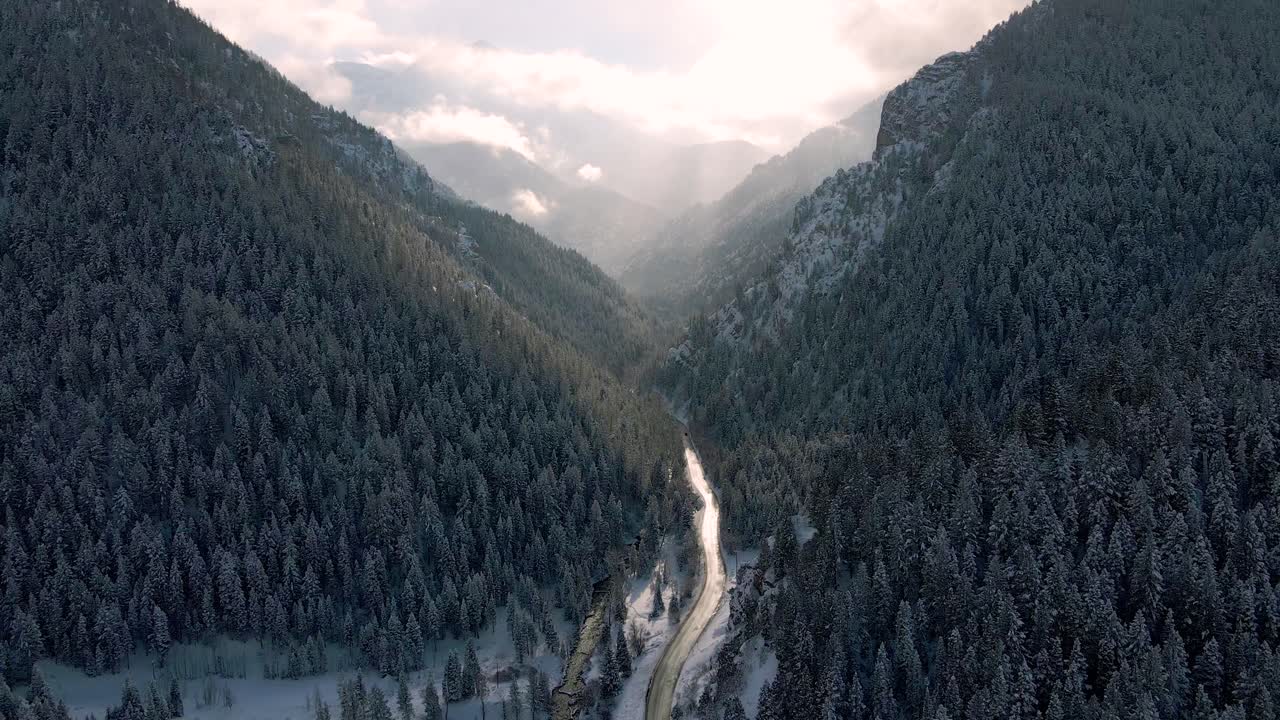 vista panorámica del invierno en el valle del cañón de la bifurcación americana en utah, antena