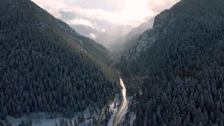 Veduta panoramica dell'inverno nella valle di American Fork Canyon, Utah, vista aerea